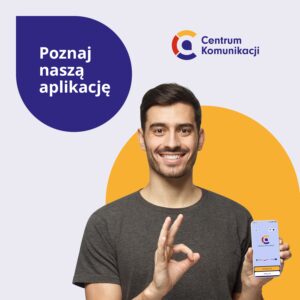 Osoba trzyma smartfon z aplikacją Centrum Komunikacji i gestem dłoni zachęca do korzystania z aplikacji. Na grafice znajduje się napis „Poznaj naszą aplikację” oraz logo Centrum Komunikacji.
