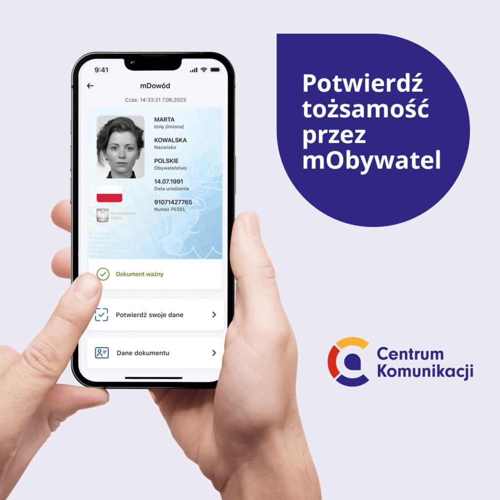 Dłoń trzyma smartfon z wyświetlonym dokumentem mDowód w aplikacji mObywatel. Obok znajduje się napis: „Potwierdź tożsamość przez mObywatel” oraz logo Centrum Komunikacji.
